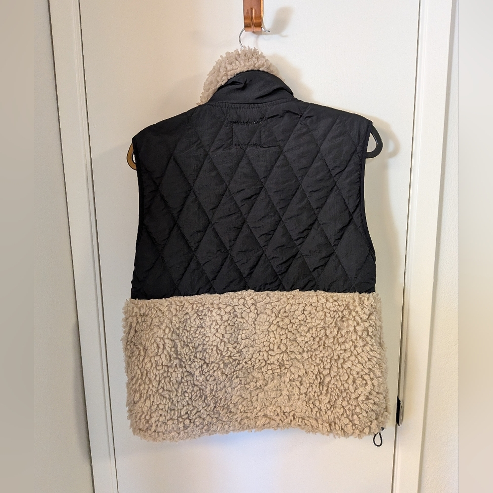 Abercrombie & Fitch Cropped Two-Tone Sherpa Vest - Picture 12 of 16